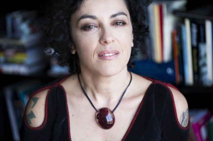 Bastidores da política são analisados por Marcia Tiburi em novo livro Dedicado a Marielle Franco e ao ex-presidente Lula, que assina apresentação da obra