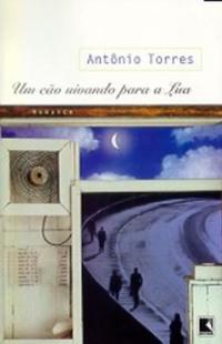 UM CÃO UIVANDO PARA A LUA